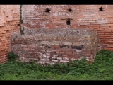 01477 ostia - regio ii - insula vi - casa dell'ercole bambino (ii,vi,3-4) - via della fontana - 1. raum von norden an der ostseite der casa - detail - suedwestecke - 01-2024.jpg